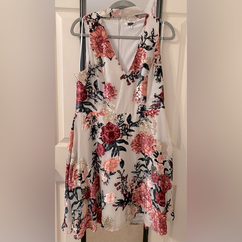 🔥NWOT Guess velour/embroidered dress